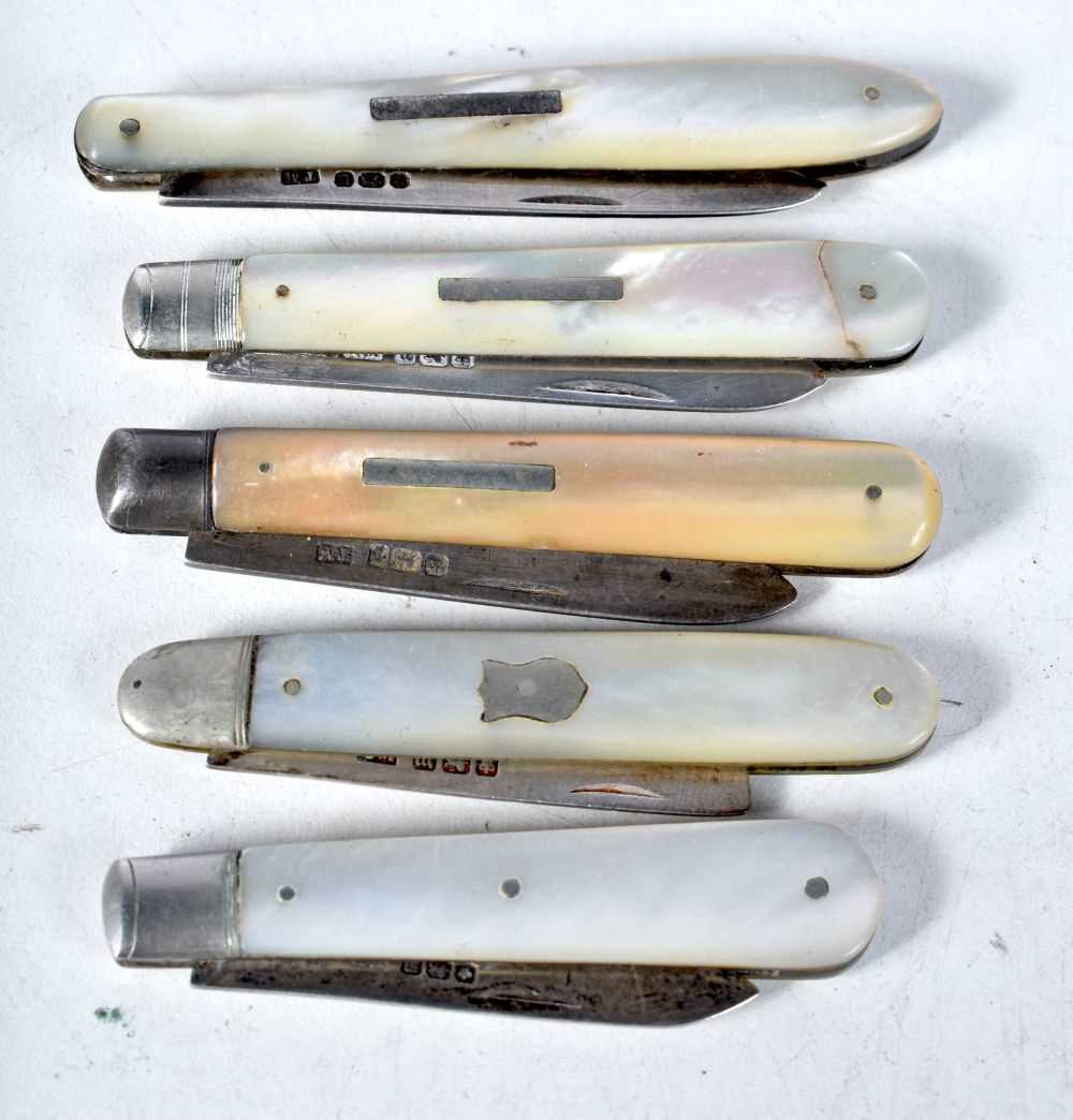 Five Victorian Silver Blade Fruit Knives with Mother of Pearl Handles. Hallmarks include Sheffield - Bild 3 aus 4