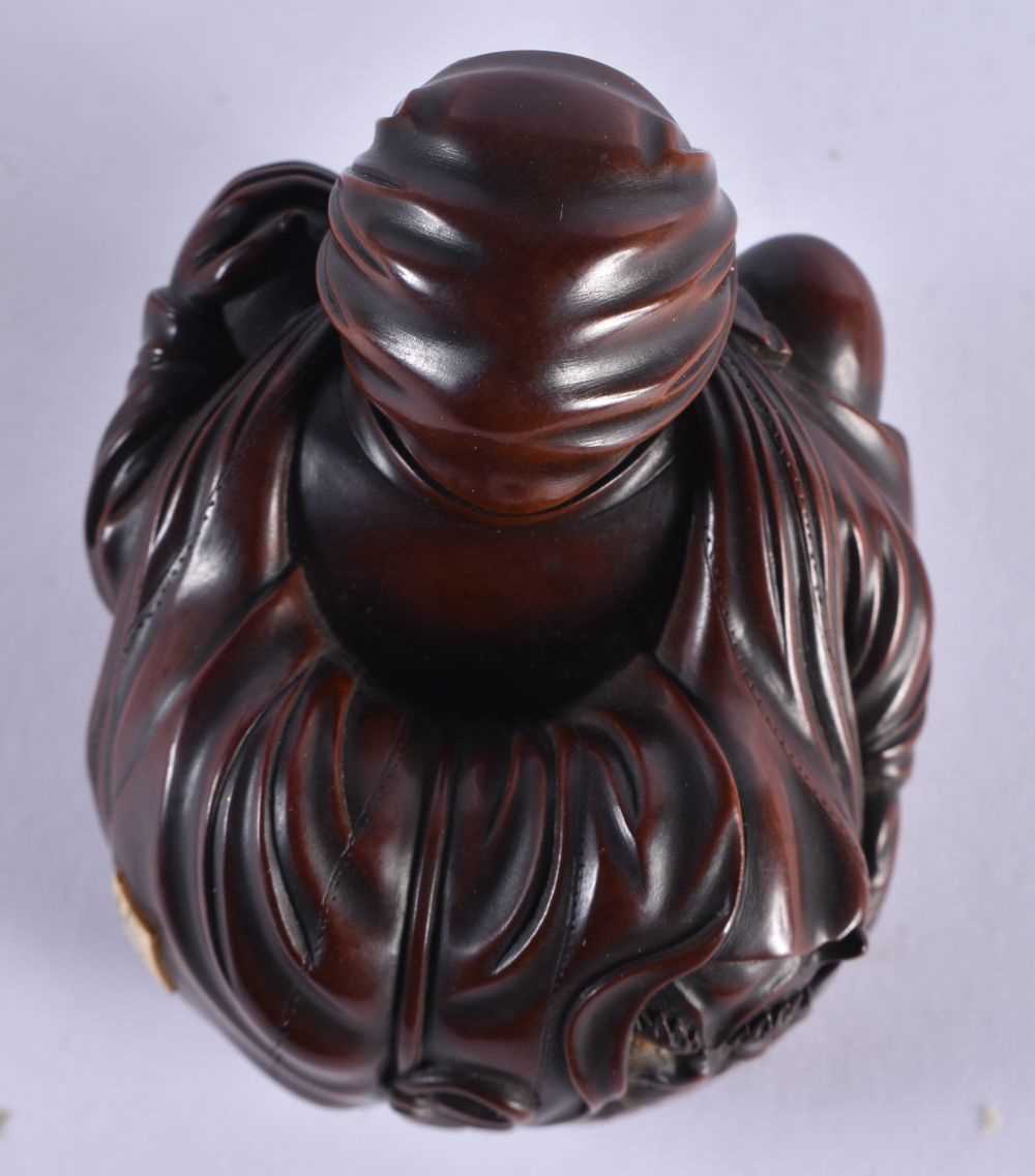 A FINE 19TH CENTURY JAPANESE CARVED BOXWOOD NETSUKE OF A SEATED MALE wonderfully carved squatting - Image 7 of 8