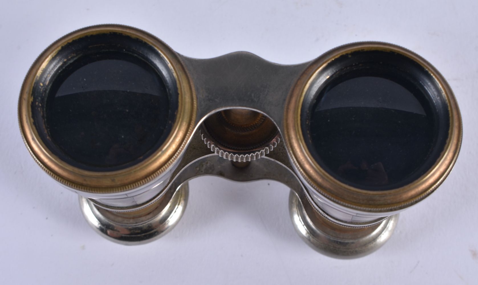 A PAIR OF MOTHER OF PEARL OPERA GLASSES. 9 cm x 6 cm. - Bild 4 aus 4