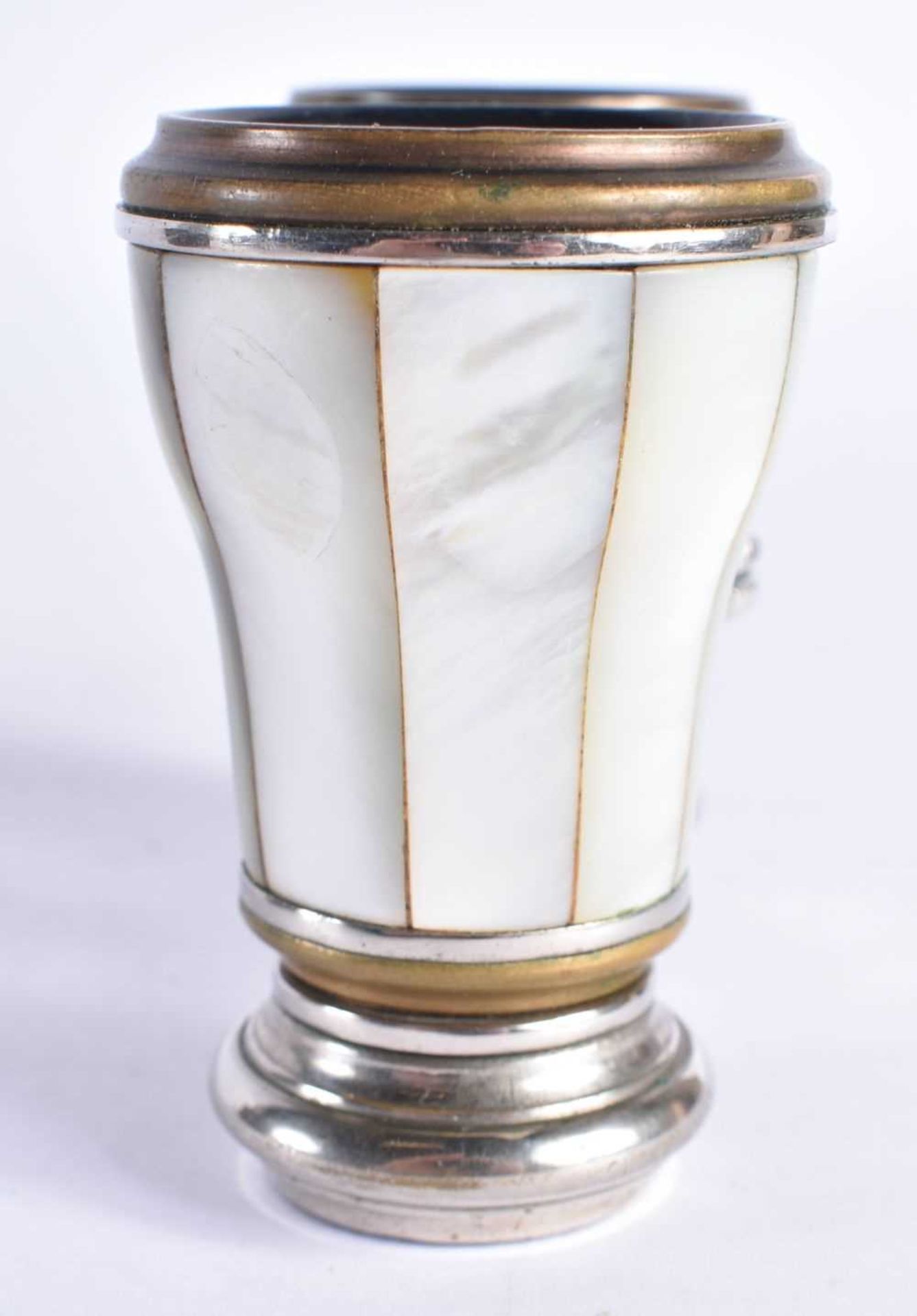 A CASED PAIR OF MOTHER OF PEARL OPERA GLASSES 9 x 10cm extended - Image 4 of 6