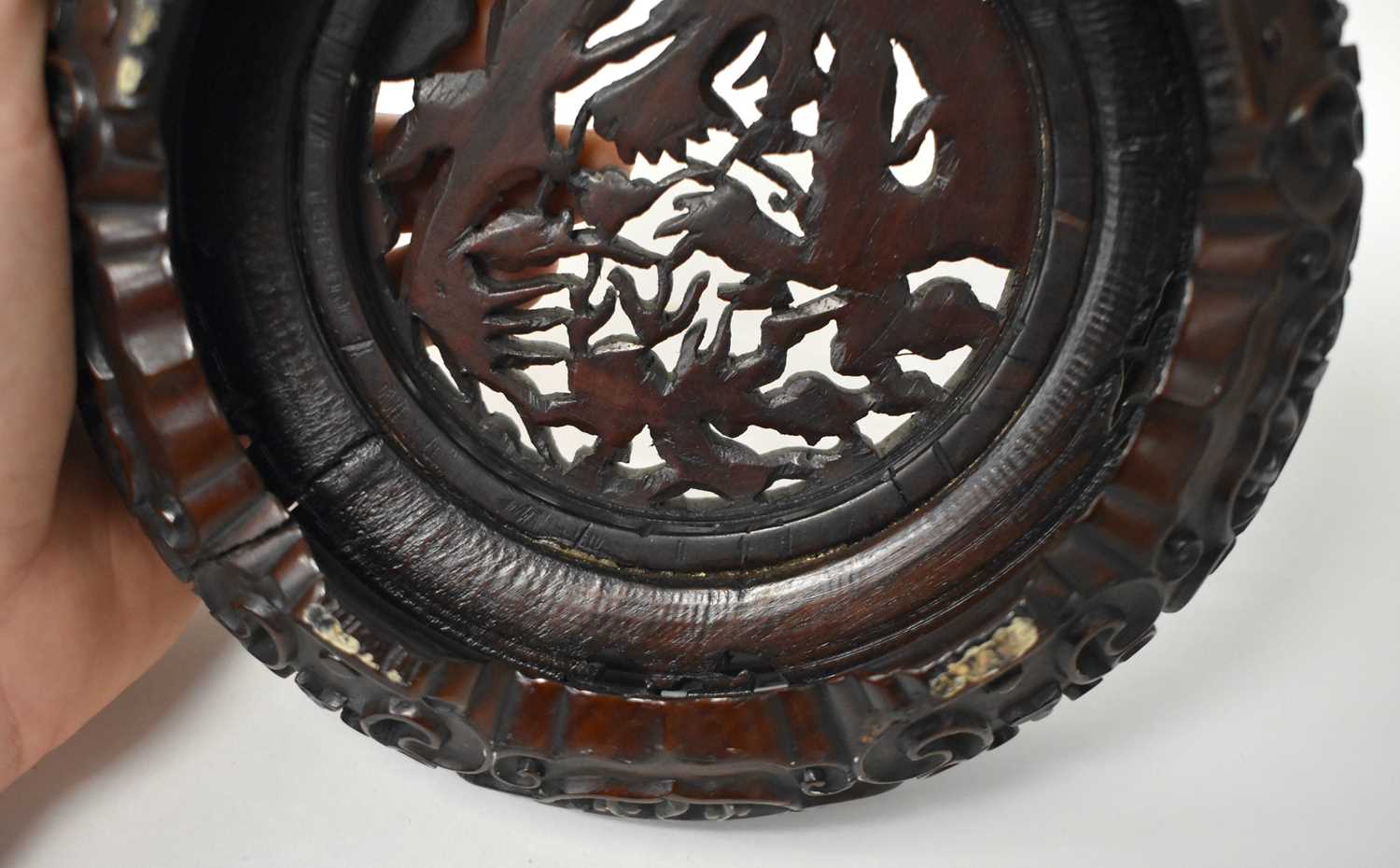 A FINE EARLY 19TH CENTURY CHINESE CARVED HARDWOOD DRAGON STAND Qing, beautifully carved with a - Image 14 of 14