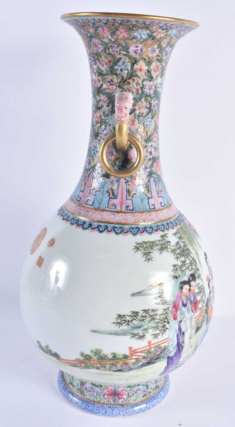 A FINE LARGE EARLY 20TH CENTURY CHINESE FAMILLE ROSE PORCELAIN TWIN HANDLED VASE Late Qing/Republic, - Image 8 of 24