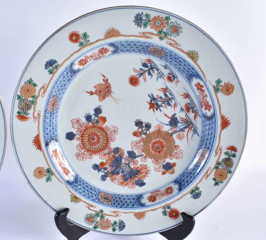 A LARGE PAIR OF LATE 17TH/18TH CENTURY CHINESE FAMILLE VERTE AND IMARI PORCELAIN DISHES Kangxi, - Bild 5 aus 23