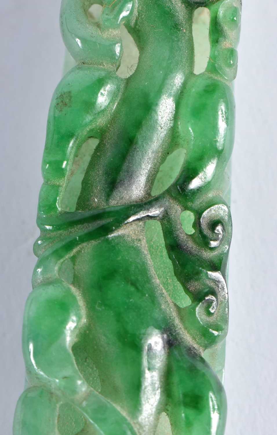 A FINE 19TH CENTURY CHINESE CARVED JADEITE BELT HOOK Qing. 10 cm long. - Image 11 of 28