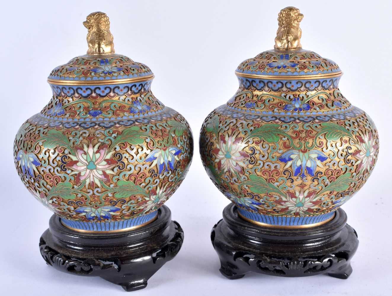 A BOXED PAIR OF EARLY 20TH CENTURY CHINESE CLOISONNE ENAMEL JARS AND COVERS Late Qing/Republic. 14 - Image 4 of 6