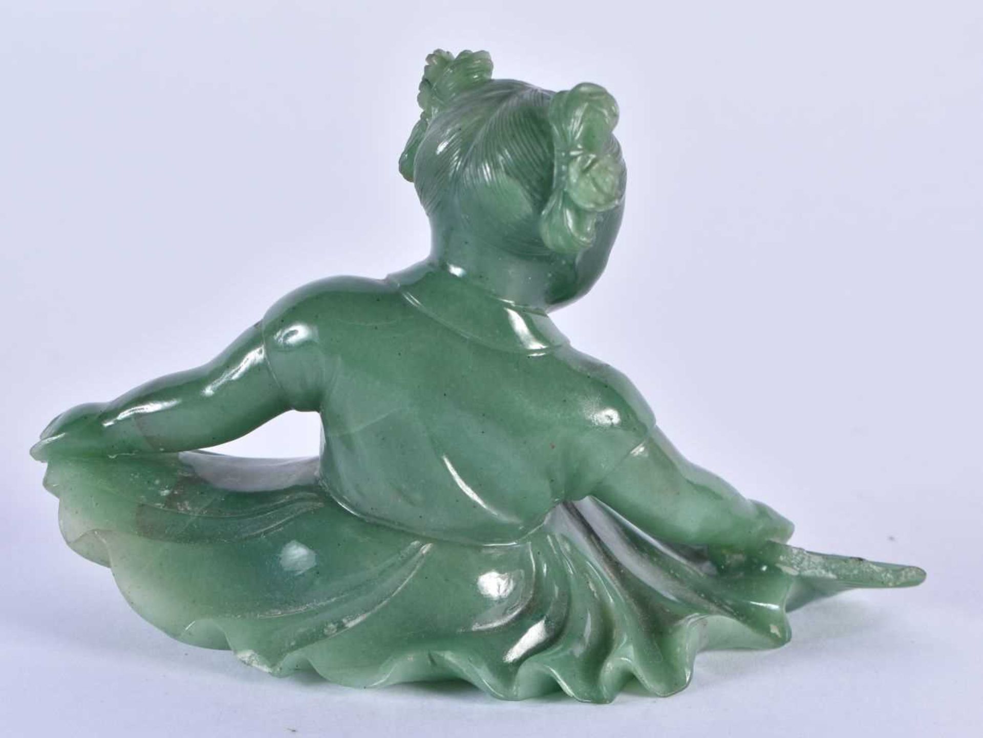 AN EARLY 20TH CENTURY CHINESE CARVED GREEN JADE FIGURE OF A YOUNG GIRL Late Qing/Republic, - Image 2 of 5