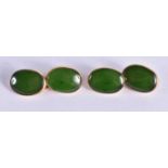 A PAIR OF CHINESE REPUBLICAN PERIOD 9CT GOLD AND SPINACH JADE CUFFLINKS. 6 grams. Each jade plaque