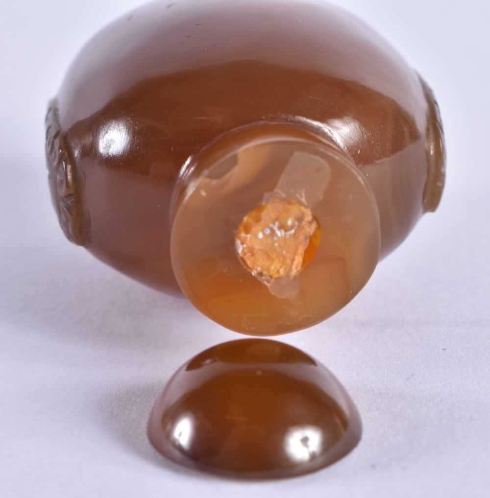 A 19TH CENTURY CHINESE CARVED AGATE SNUFF BOTTLE Qing, with agate stopper. 6 cm x 4 cm. - Image 5 of 6