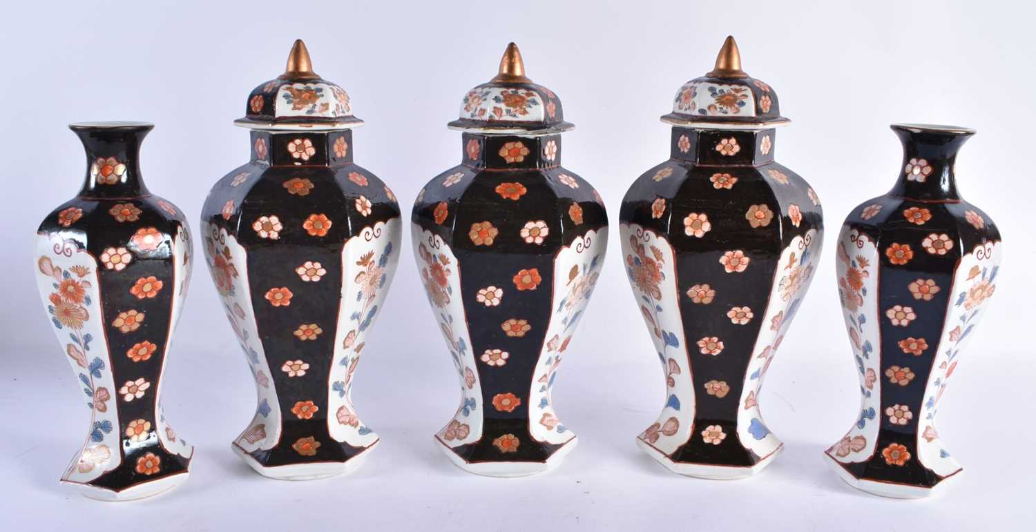 AN UNUSUAL 19TH CENTURY JAPANESE MEIJI PERIOD IMARI PORCELAIN GARNITURE painted with flowers on a - Image 2 of 4