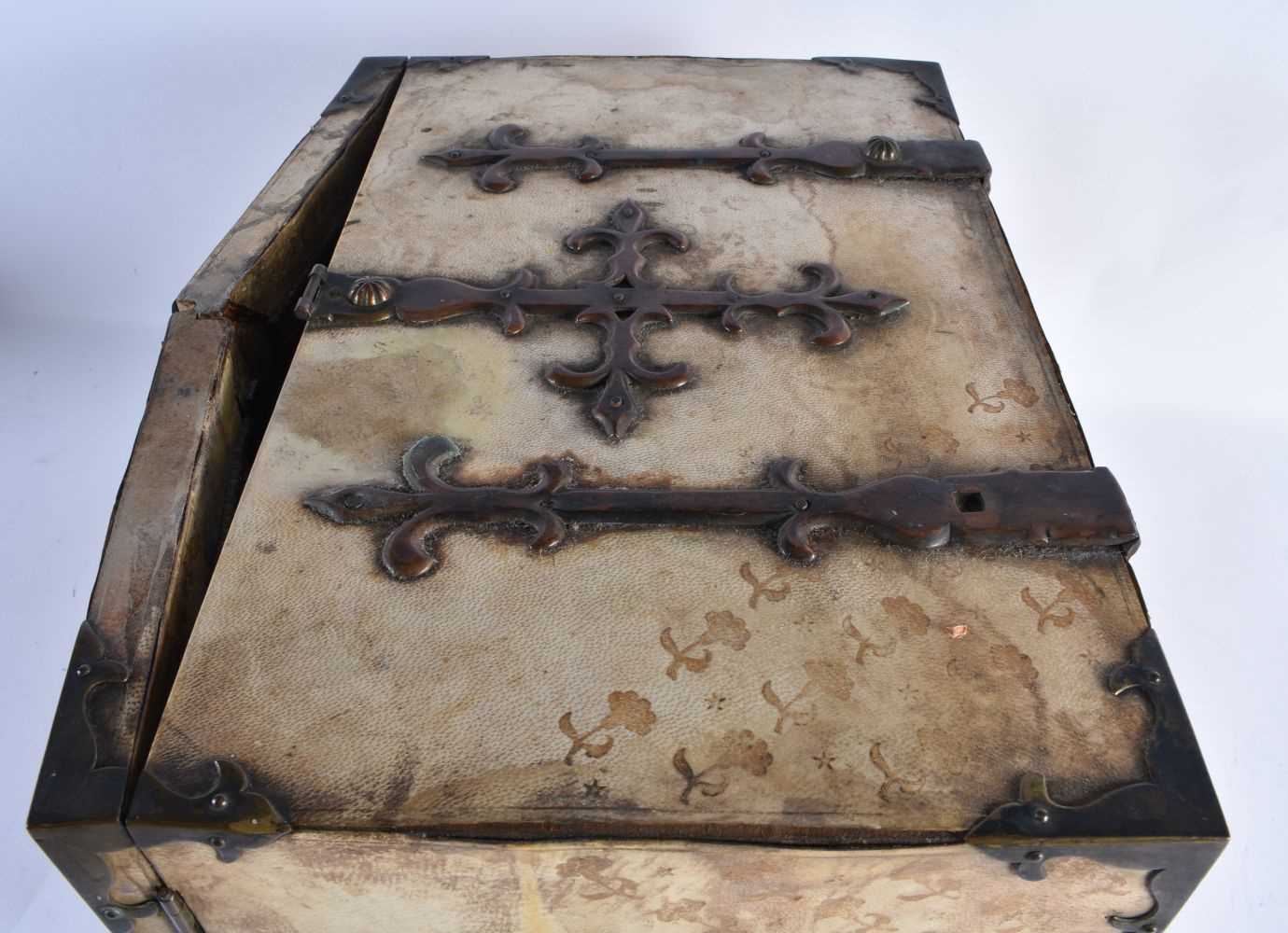 AN 18TH/19TH CENTURY CONTINENTAL LEATHER WRAPPED HIDE DESK CASKET overlaid with bronze gothic - Bild 7 aus 8