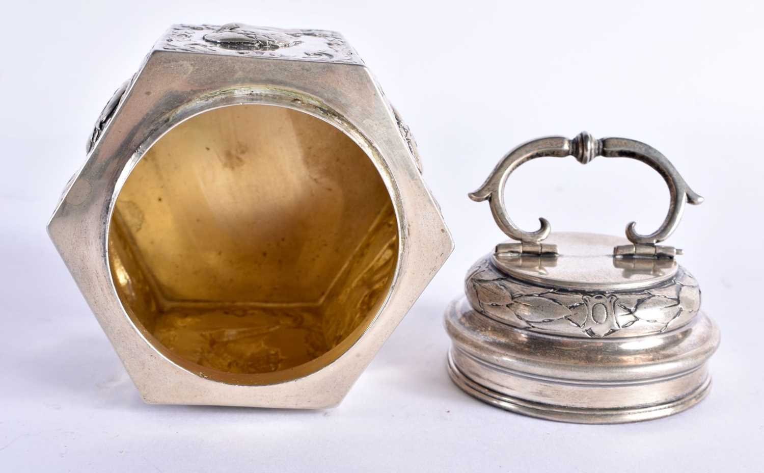 AN 18TH CENTURY CONTINENTAL SILVER TEA CADDY AND COVER decorated with classical mask heads, under - Bild 4 aus 6