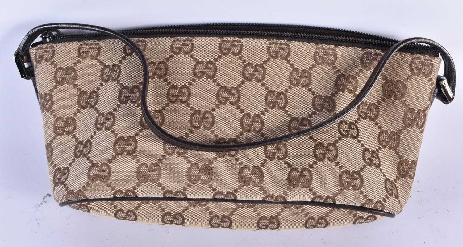 A GUCCI BAG. 23 cm wide. - Image 5 of 6