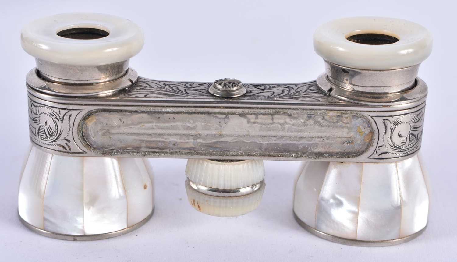 A PAIR OF MOTHER OF PEARL OPERA GLASSES. 7 cm x 6 cm extended. - Bild 2 aus 5
