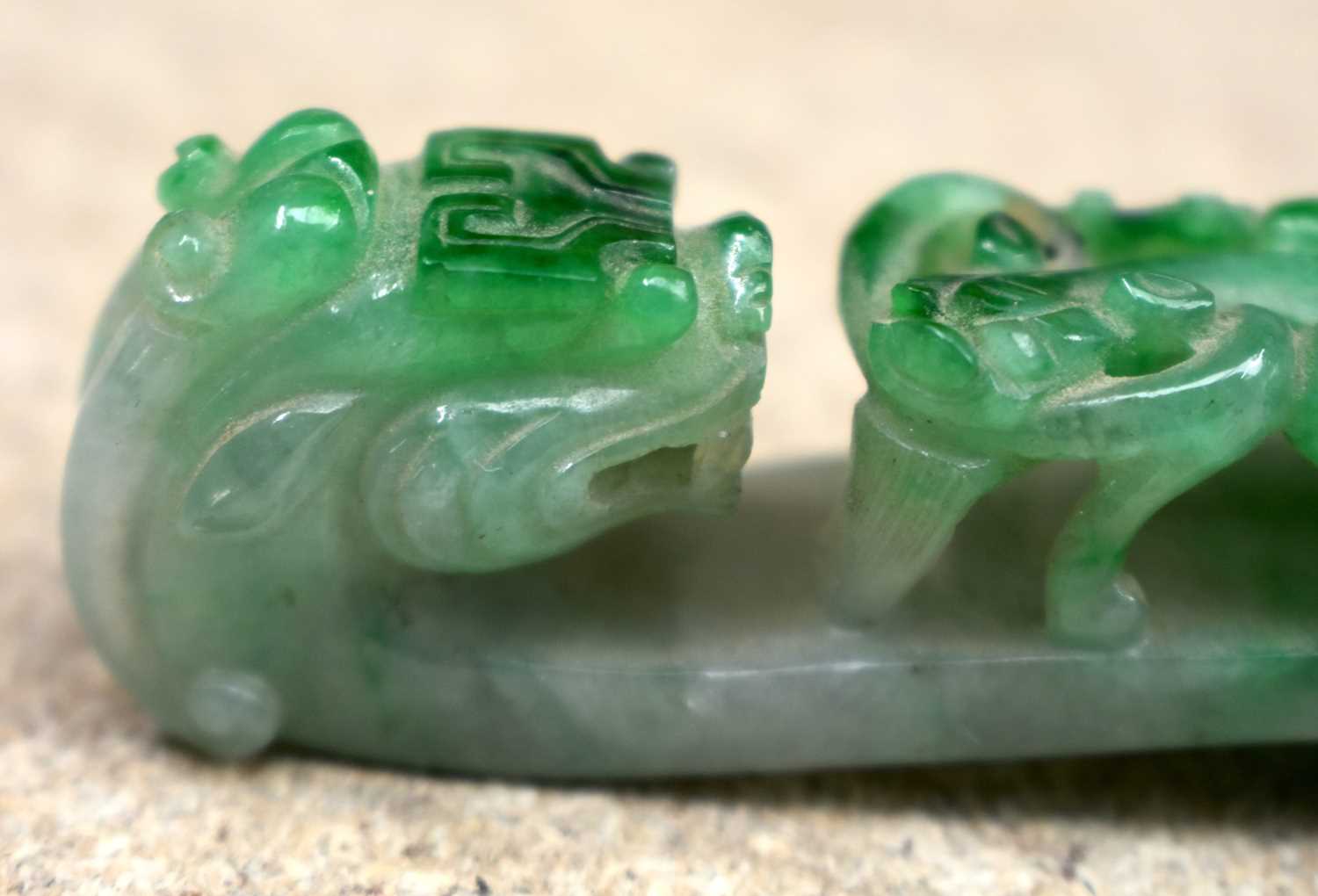 A FINE 19TH CENTURY CHINESE CARVED JADEITE BELT HOOK Qing. 10 cm long. - Image 28 of 28