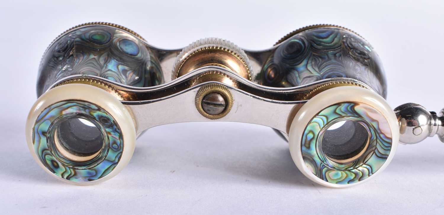 A CASED PAIR OF MOTHER OF PEARL OPERA GLASSES 6 x 20cm extended - Bild 5 aus 5