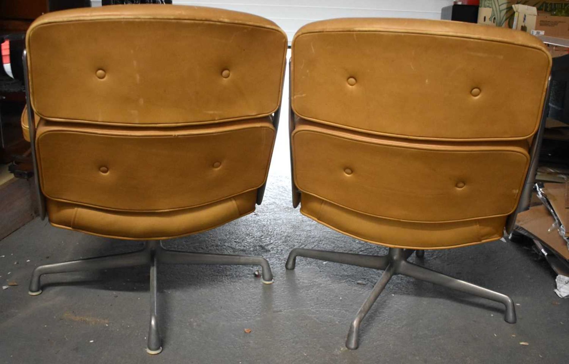 A STYLISH PAIR OF HERMAN MILLER LEATHER SWIVEL CHAIRS. 78 cm x 62 cm. - Image 5 of 7