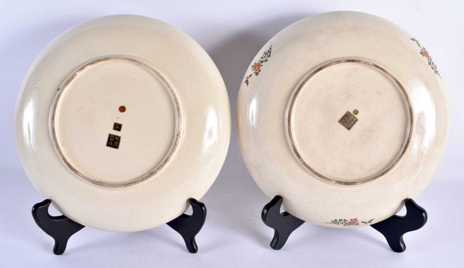 A LARGE PAIR OF 19TH CENTURY JAPANESE MEIJI PERIOD SATSUMA DISHES painted with geisha and other - Image 8 of 27