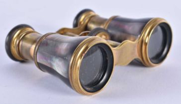 A PAIR OF MOTHER OF PEARL OPERA GLASSES. 9 cm x 8 cm extended.