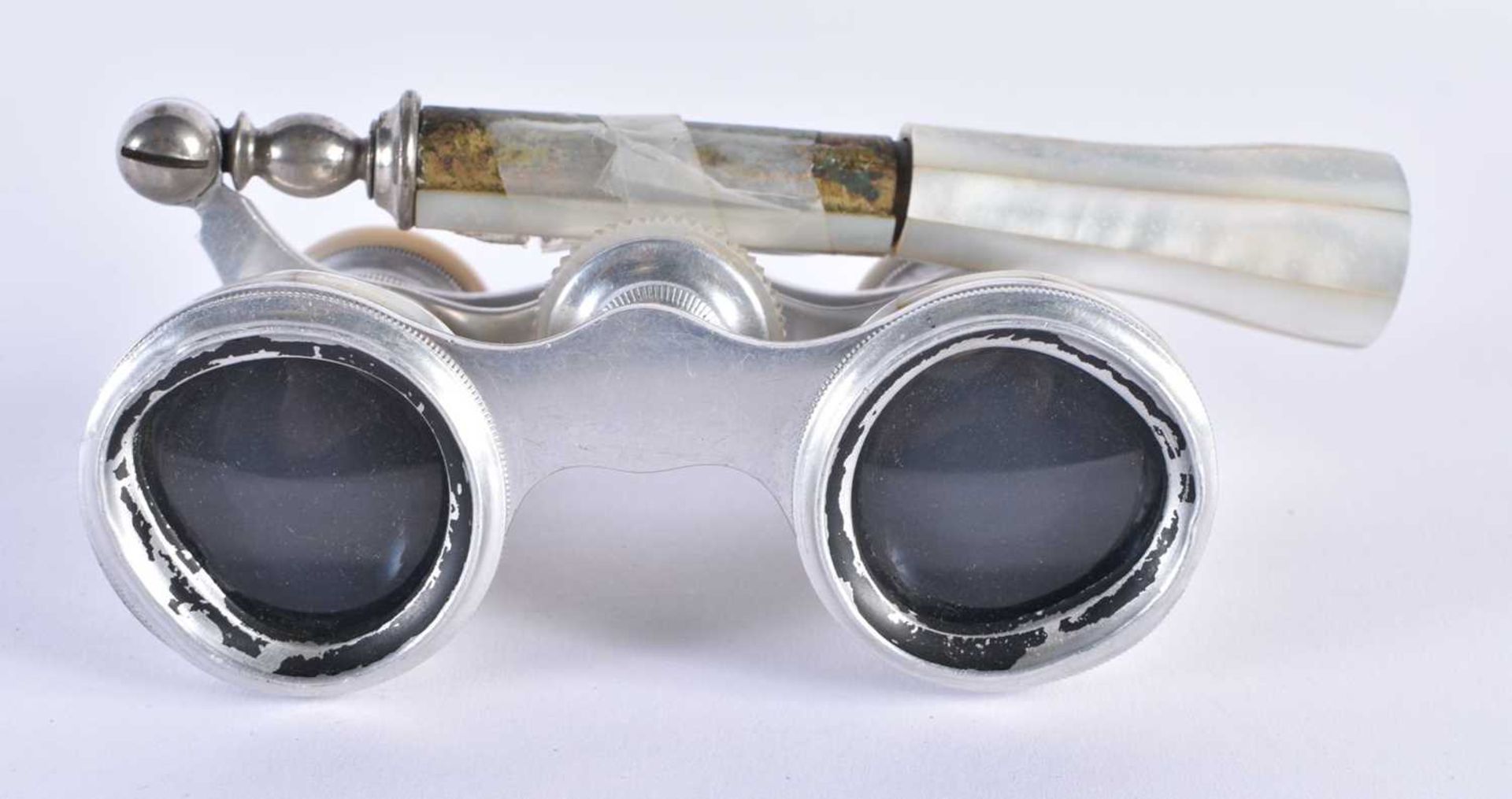 A PAIR OF MOTHER OF PEARL OPERA GLASSES. 18 cm wide extended. - Image 4 of 4
