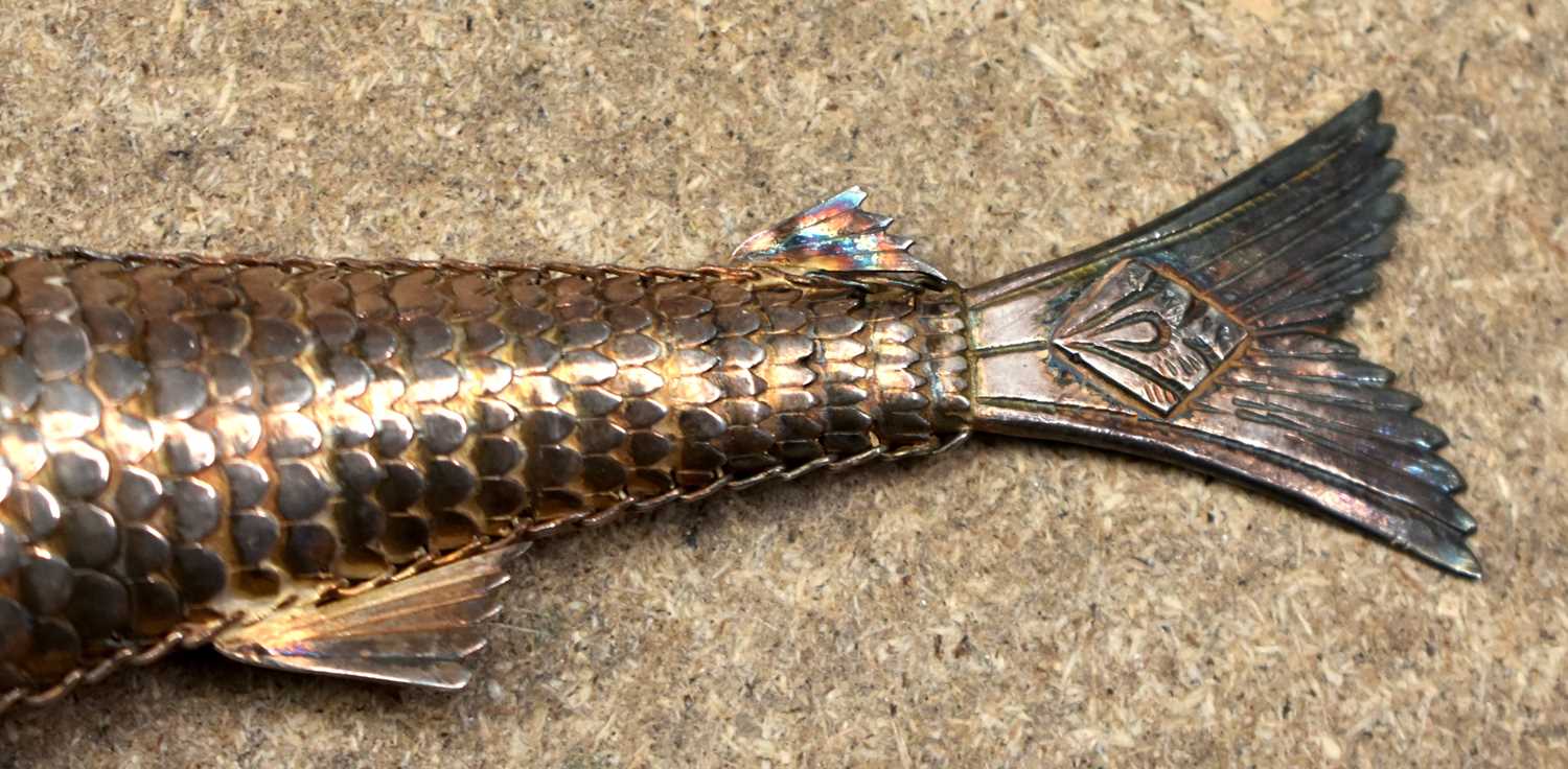 An Antique Silver Gilt Articulated Fish Trinket Box. 16cm x 4.5cm x 1.8cm, weight 51g - Image 8 of 11