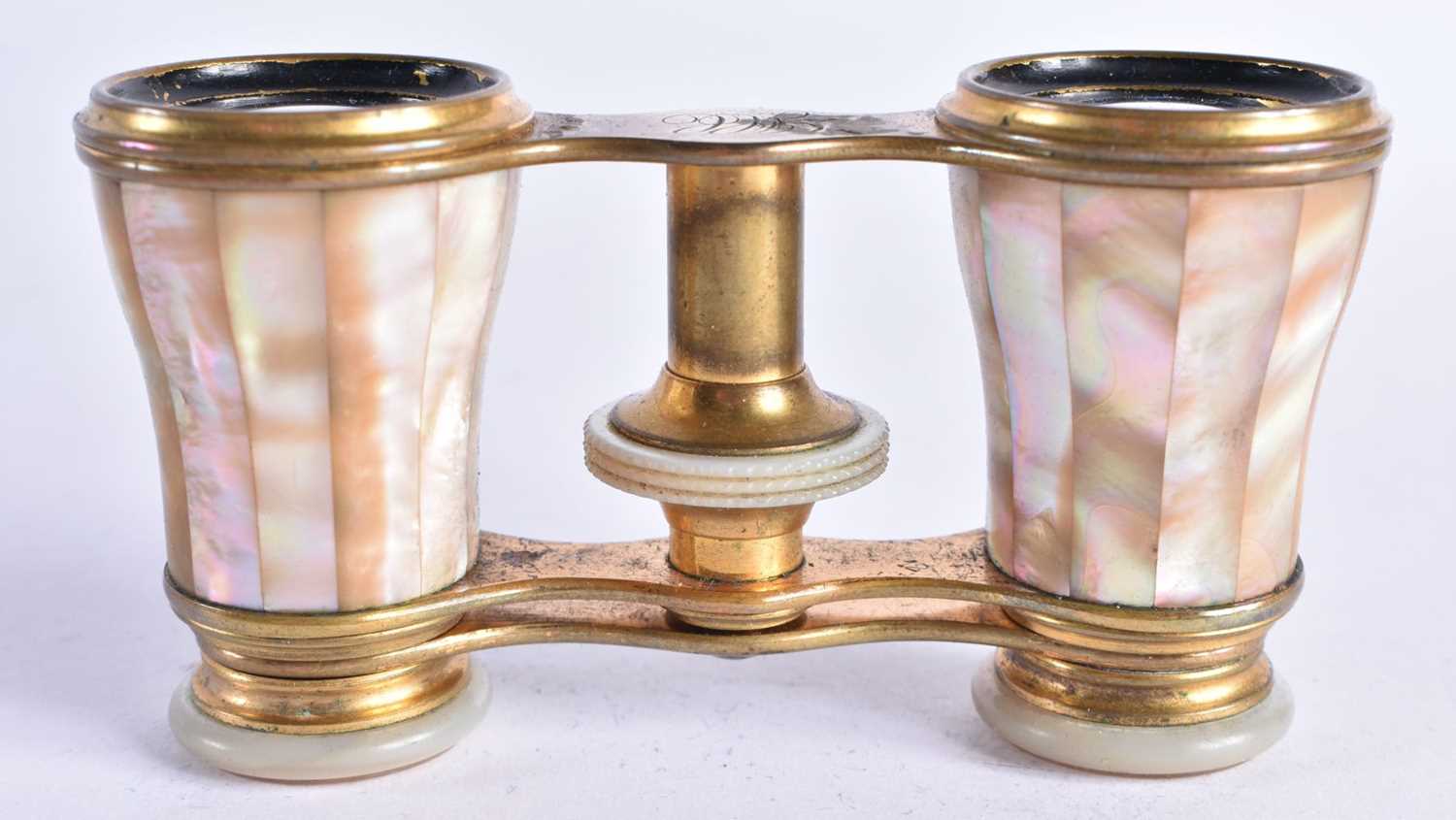 A CASED PAIR OF MOTHER OF PEARL OPERA GLASSES 8 x 10cm extended - Bild 3 aus 5