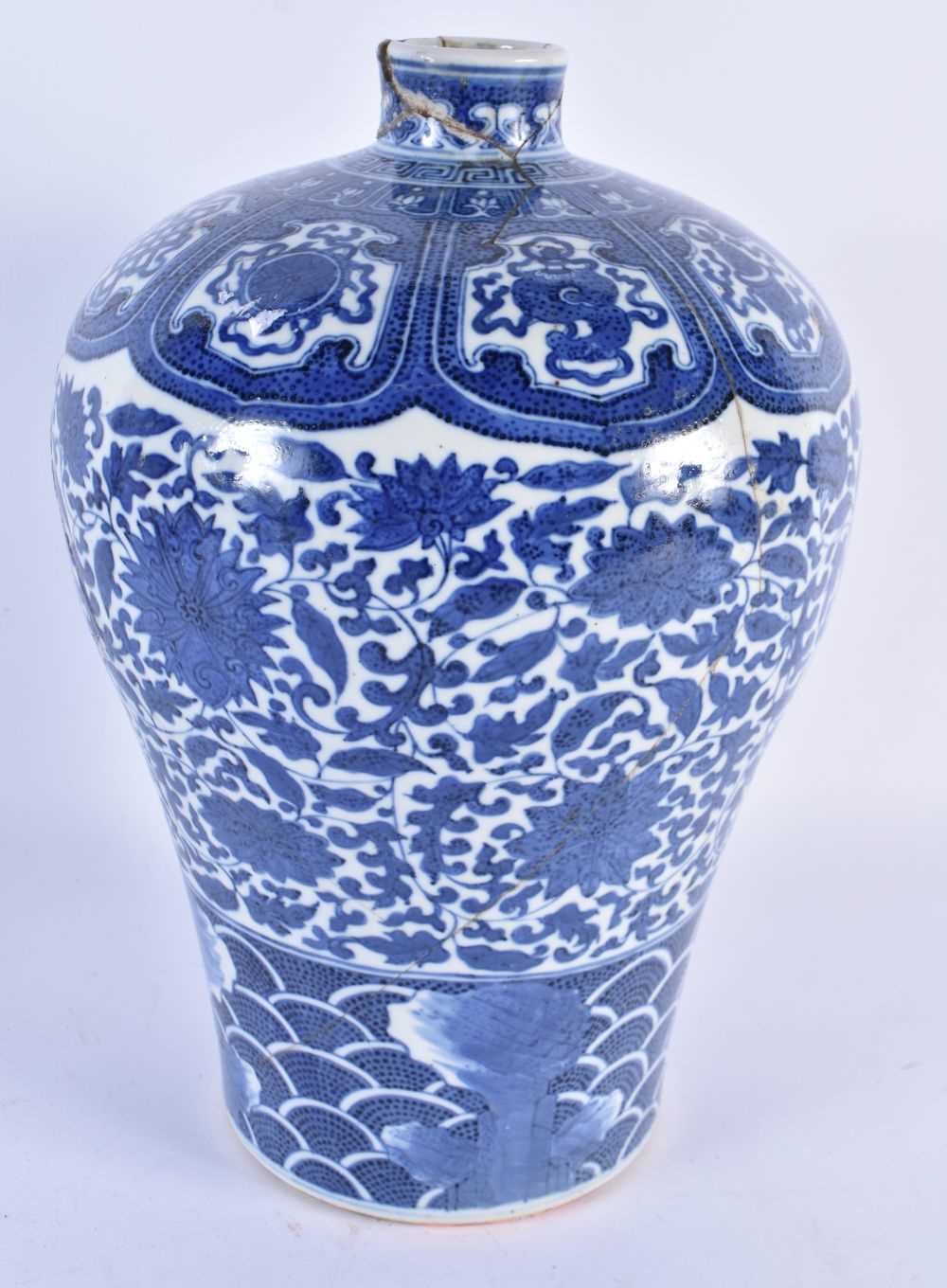 A LARGE 18TH CENTURY CHINESE BLUE AND WHITE PORCELAIN MEIPING VASE Qianlong mark and late in the - Image 3 of 6