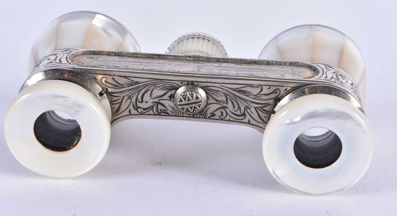 A PAIR OF MOTHER OF PEARL OPERA GLASSES. 7 cm x 6 cm extended. - Bild 5 aus 5