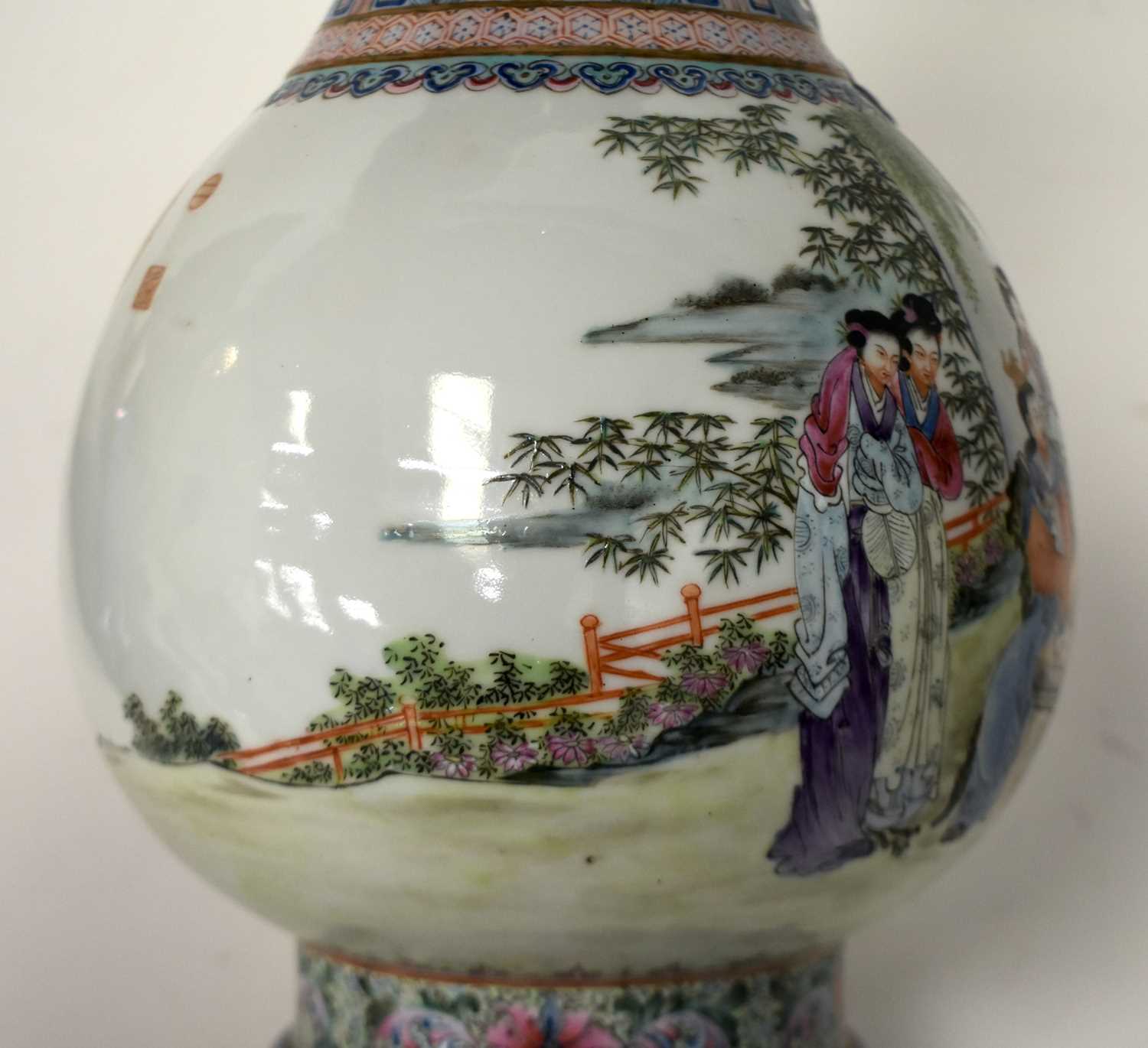 A FINE LARGE EARLY 20TH CENTURY CHINESE FAMILLE ROSE PORCELAIN TWIN HANDLED VASE Late Qing/Republic, - Image 16 of 24