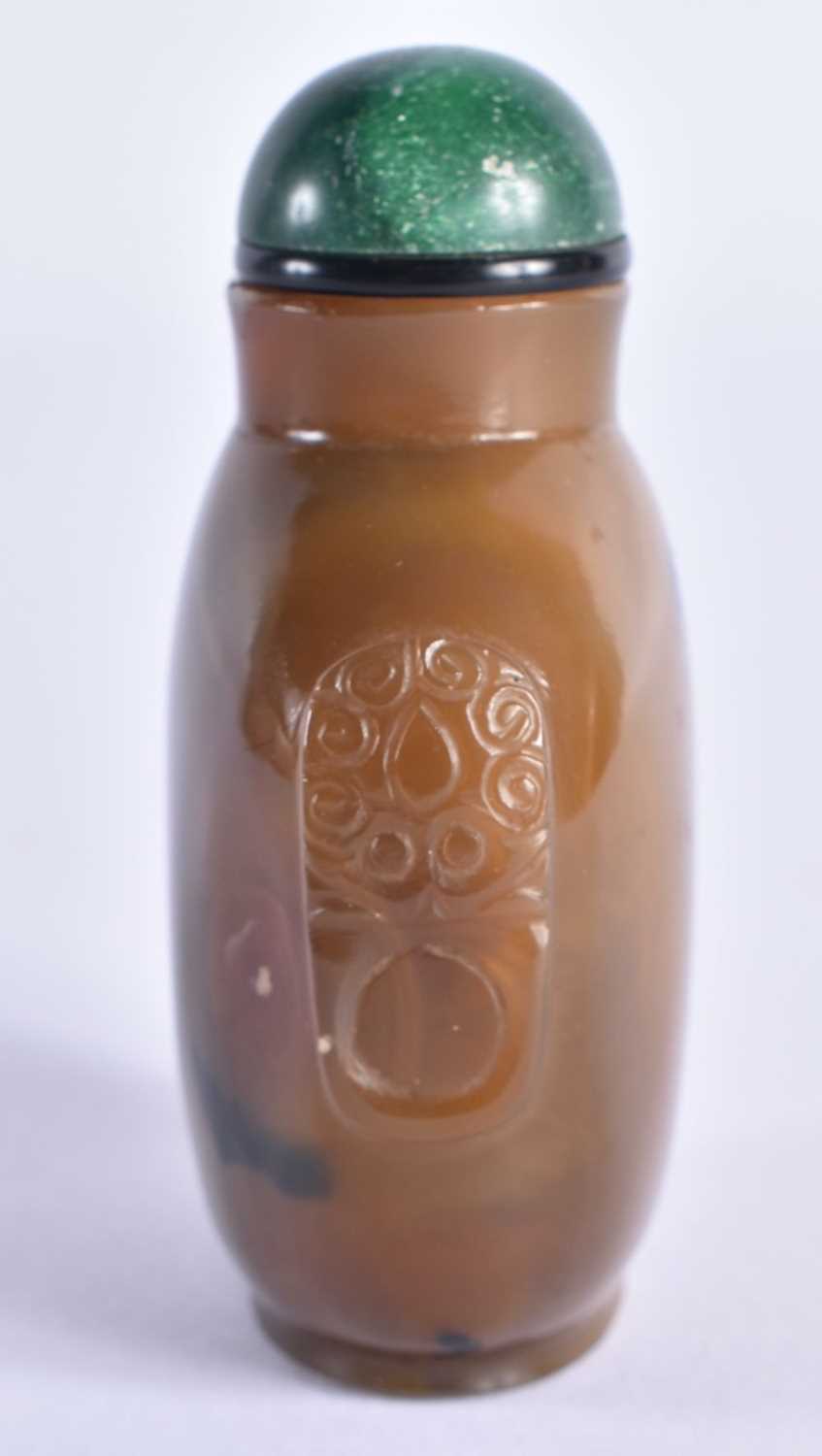 A 19TH CENTURY CHINESE CARVED AGATE SNUFF BOTTLE Qing, with jade stopper. 7.5 cm x 5.5 cm. - Image 2 of 6