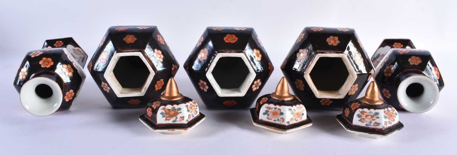 AN UNUSUAL 19TH CENTURY JAPANESE MEIJI PERIOD IMARI PORCELAIN GARNITURE painted with flowers on a - Image 3 of 4