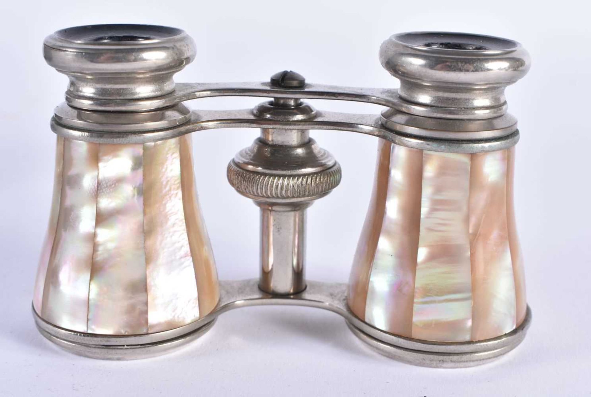 A PAIR OF MOTHER OF PEARL OPERA GLASSES. 9 cm x 8 cm extended. - Image 4 of 4