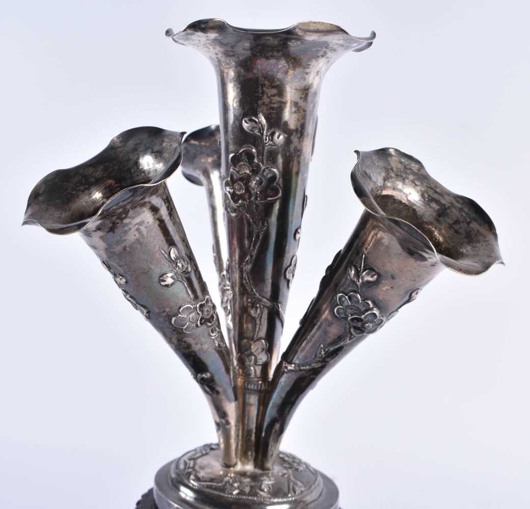 AN UNUSUAL 19TH CENTURY CHINESE SILVER FOUR VASE EPERGNE by Wang Hing, upon a fine quality - Bild 5 aus 11