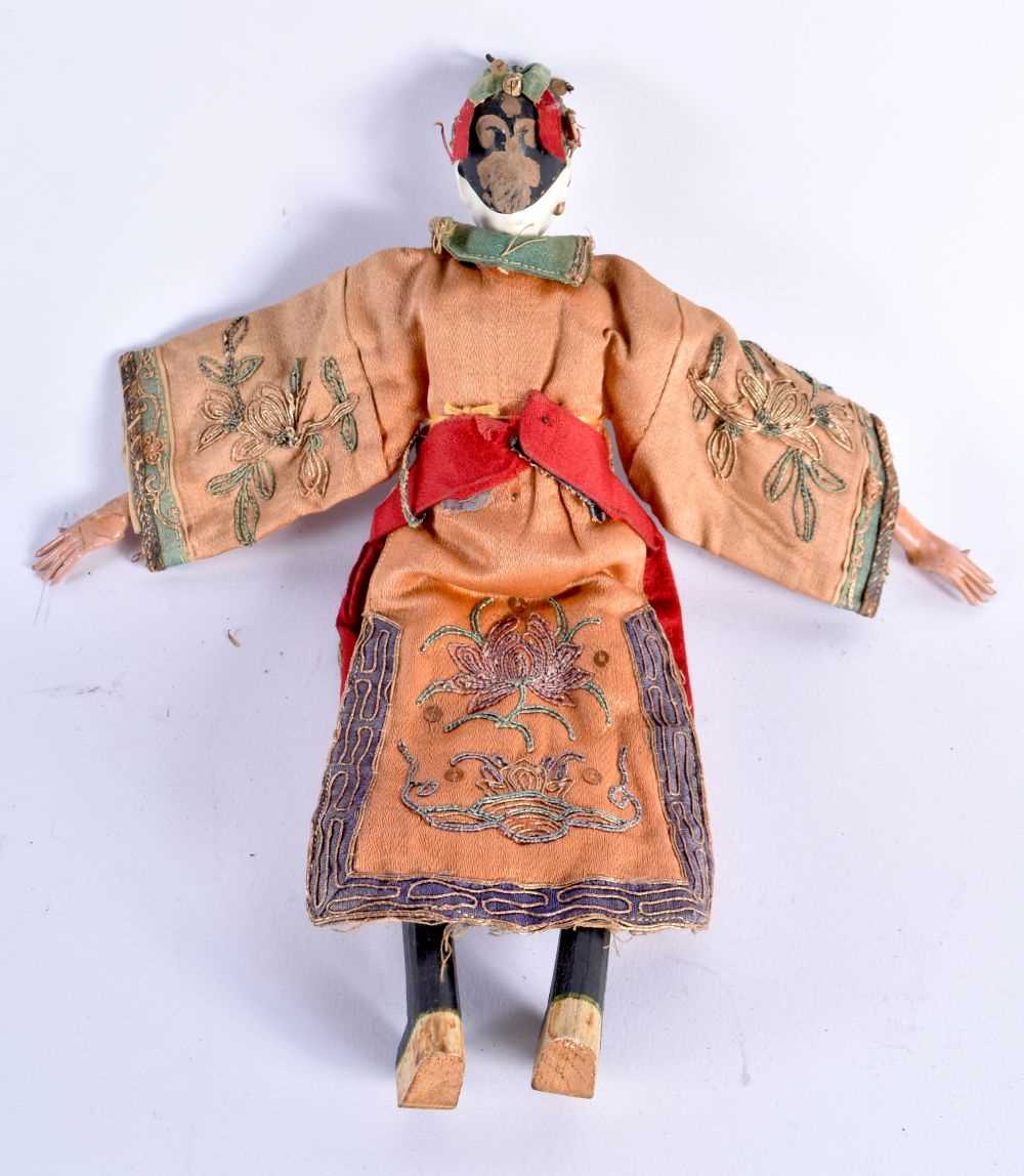 A 19TH CENTURY CHINESE SILK EMBROIDERED THEATRE DOLL Qing. 27 cm high. - Image 4 of 4
