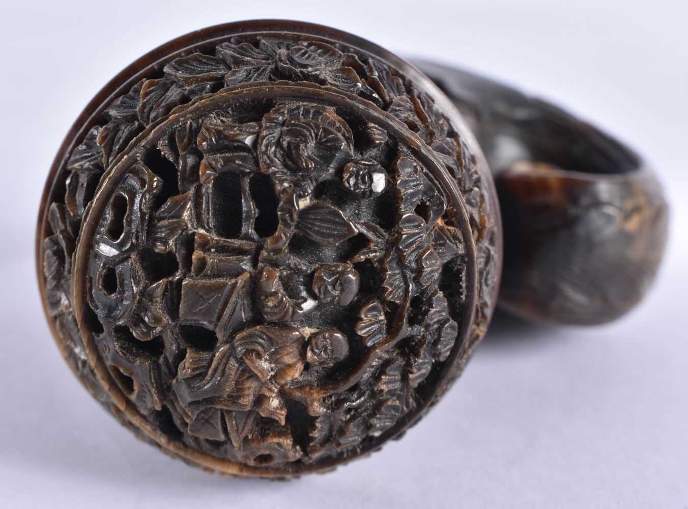 A VERY RARE LATE 18TH/19TH CENTURY CHINESE CARVED HORN SNUFF MULL Qing, of very unusual form, formed - Image 4 of 6