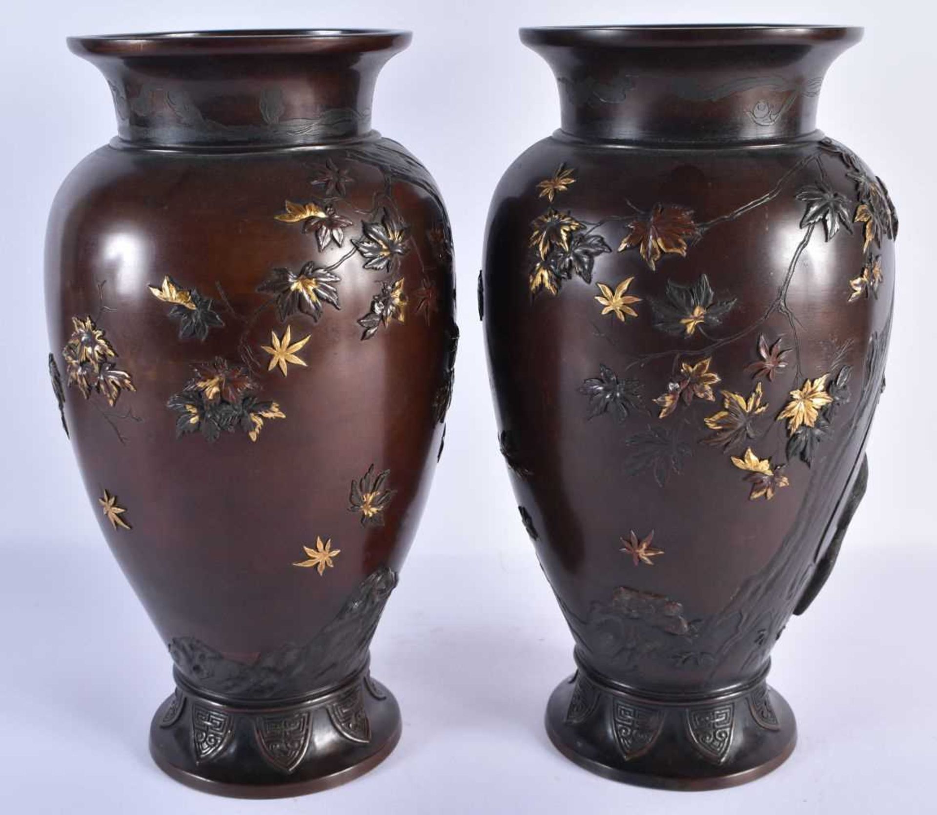 A VERY FINE PAIR OF 19TH CENTURY JAPANESE MEIJI PERIOD GOLD ONLAID BRONZE VASES Attributed to Suzuki - Image 9 of 11