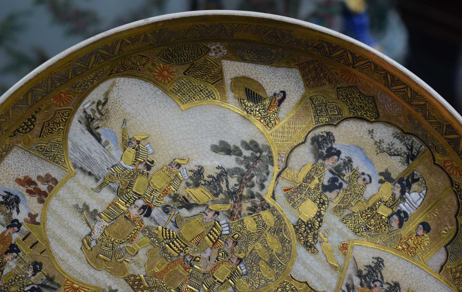A LARGE PAIR OF 19TH CENTURY JAPANESE MEIJI PERIOD SATSUMA DISHES painted with geisha and other - Image 10 of 27
