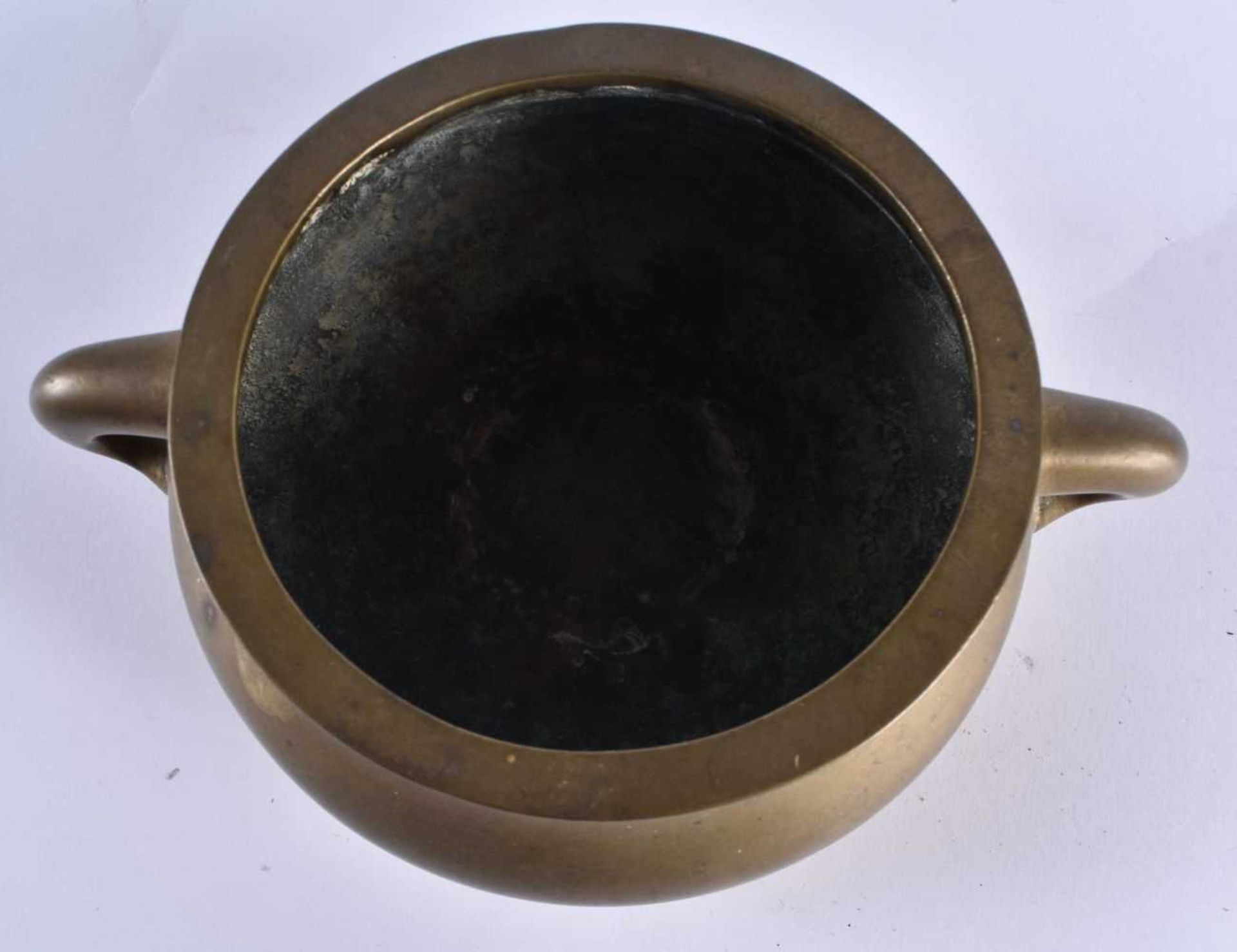 A GOOD 18TH CENTURY CHINESE TWIN HANDLED BRONZE CENSER bearing unusual four character studio marks - Image 6 of 14