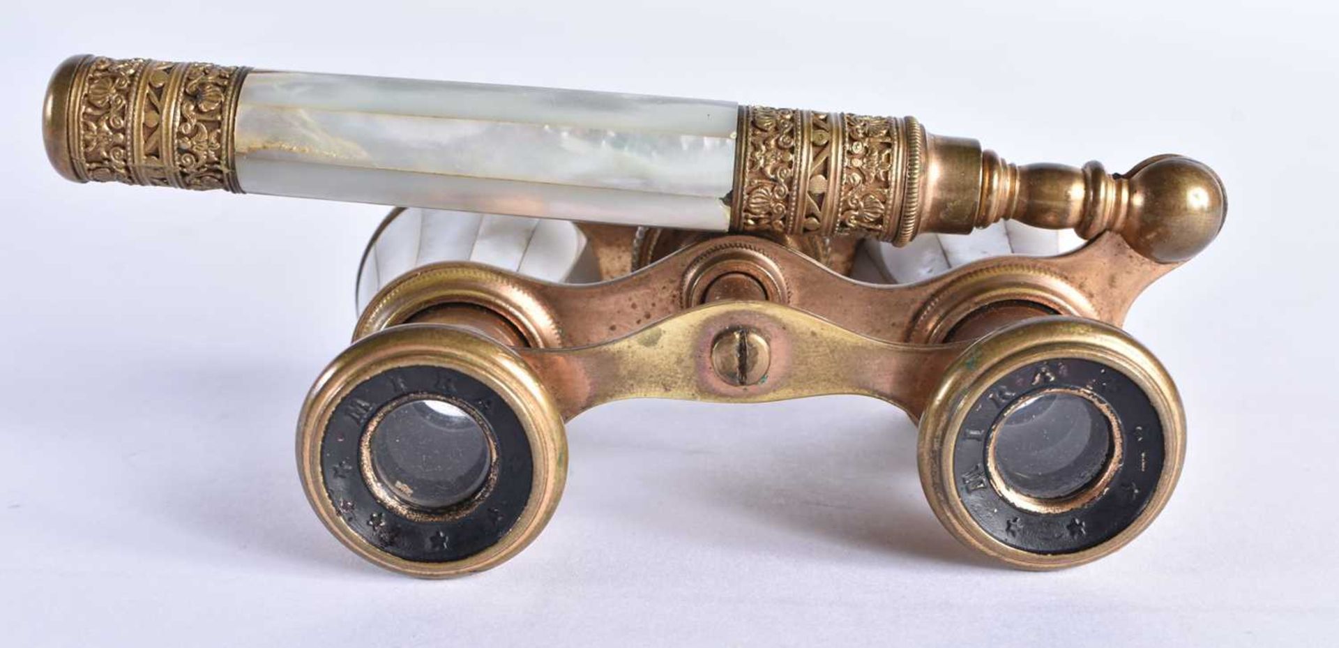 A PAIR OF MOTHER OF PEARL OPERA GLASSES 6 x 23cm extended - Image 6 of 8