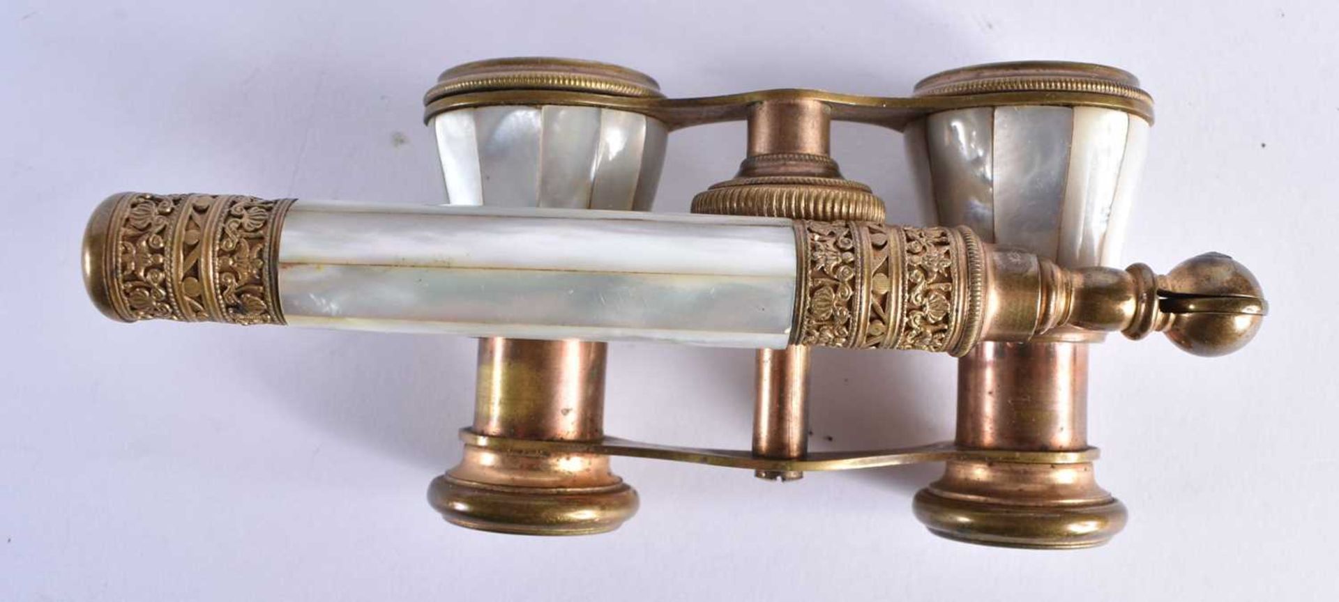 A PAIR OF MOTHER OF PEARL OPERA GLASSES 6 x 23cm extended - Image 3 of 8