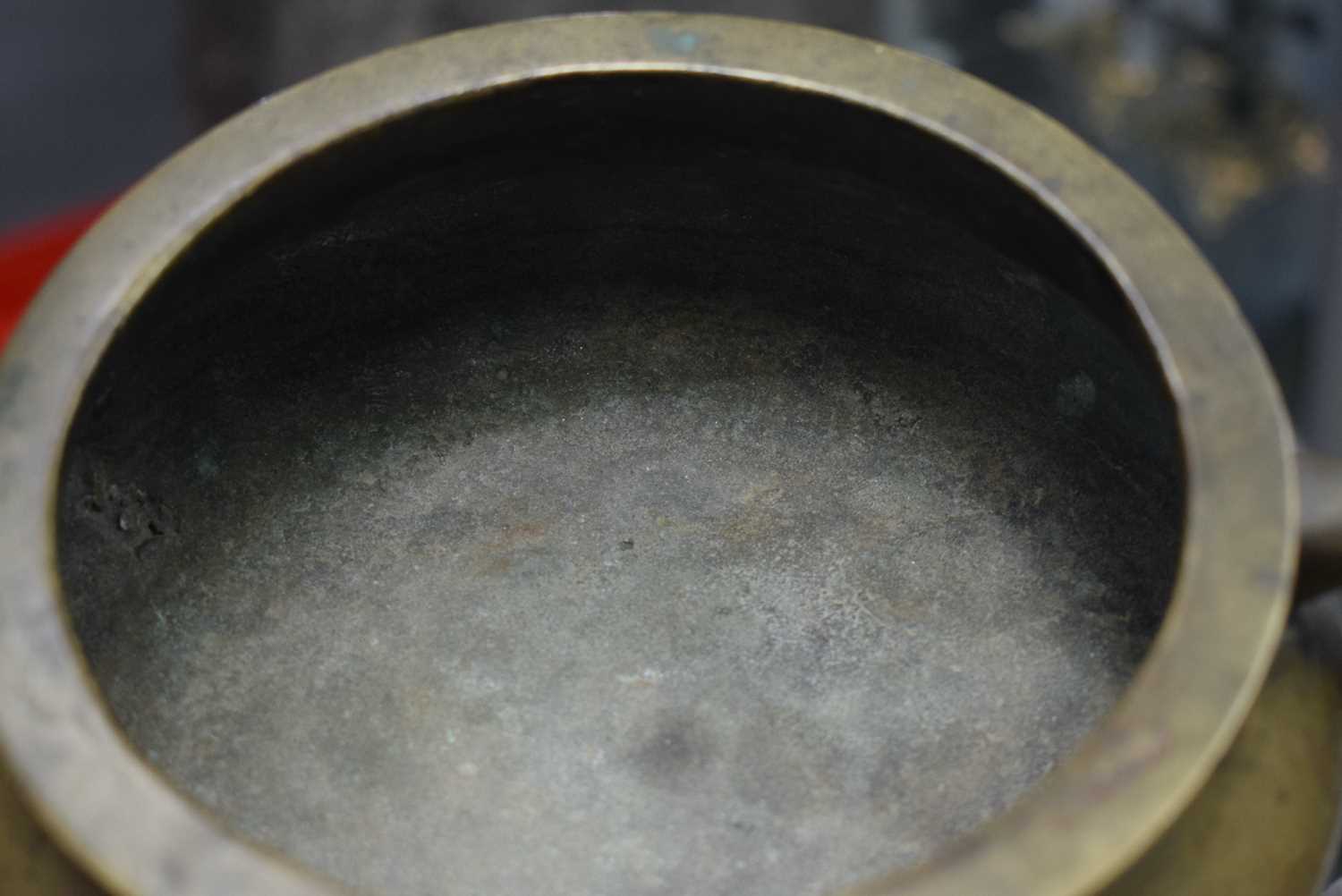A LATE 18TH CENTURY CHINESE TWIN HANDLED BRONZE CENSER bearing Xuande marks to base. 1847 grams. - Image 16 of 17