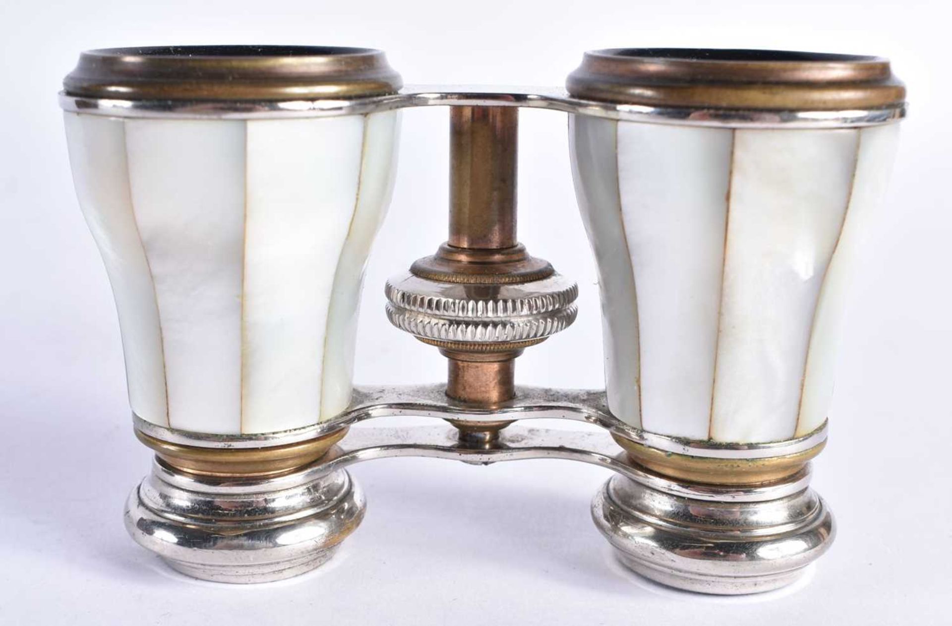 A CASED PAIR OF MOTHER OF PEARL OPERA GLASSES 9 x 10cm extended - Image 3 of 6