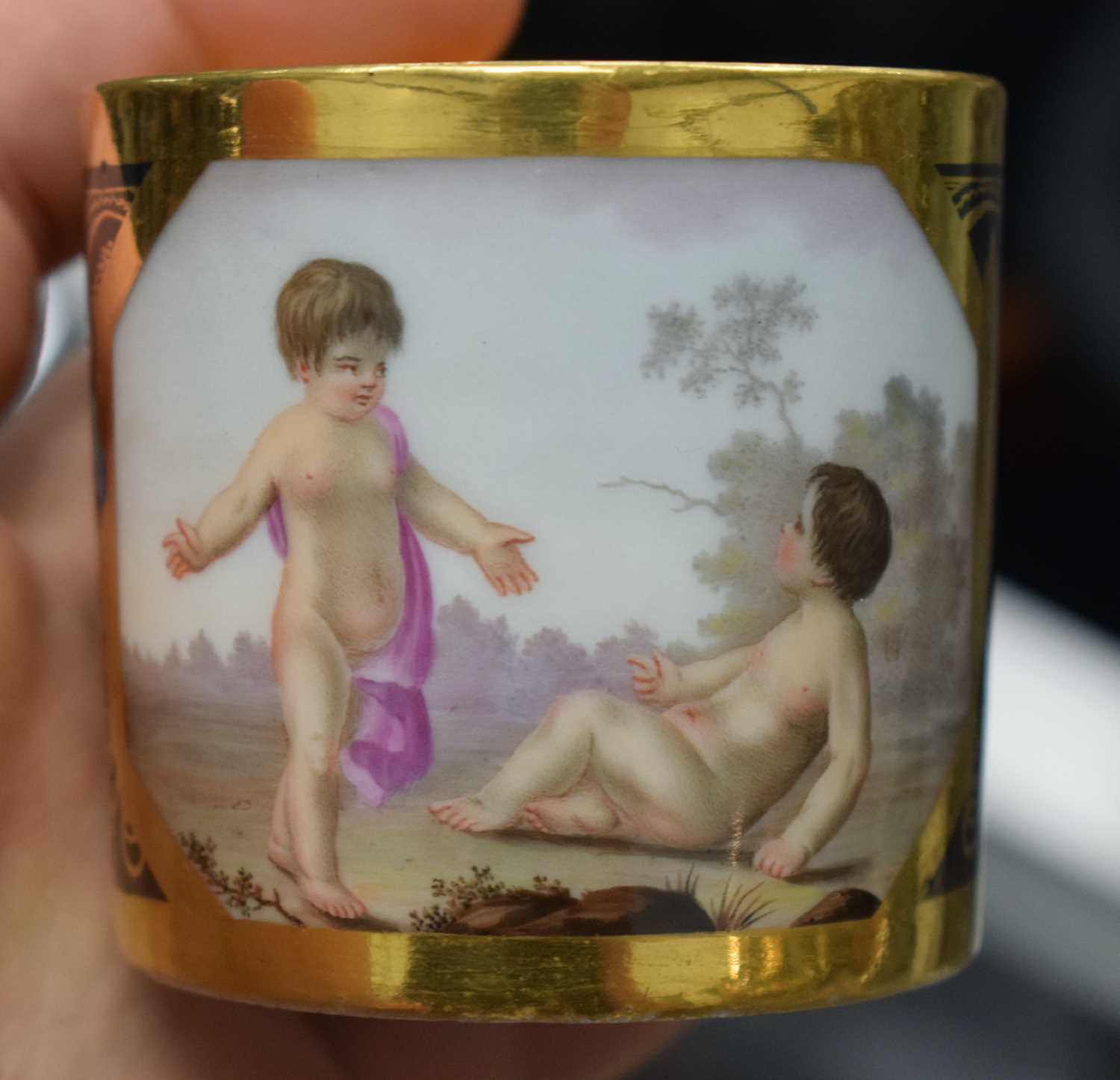 AN EARLY 19TH CENTURY FRENCH PARIS PORCELAIN CUP AND SAUCER painted with two nude putti within a - Bild 9 aus 19