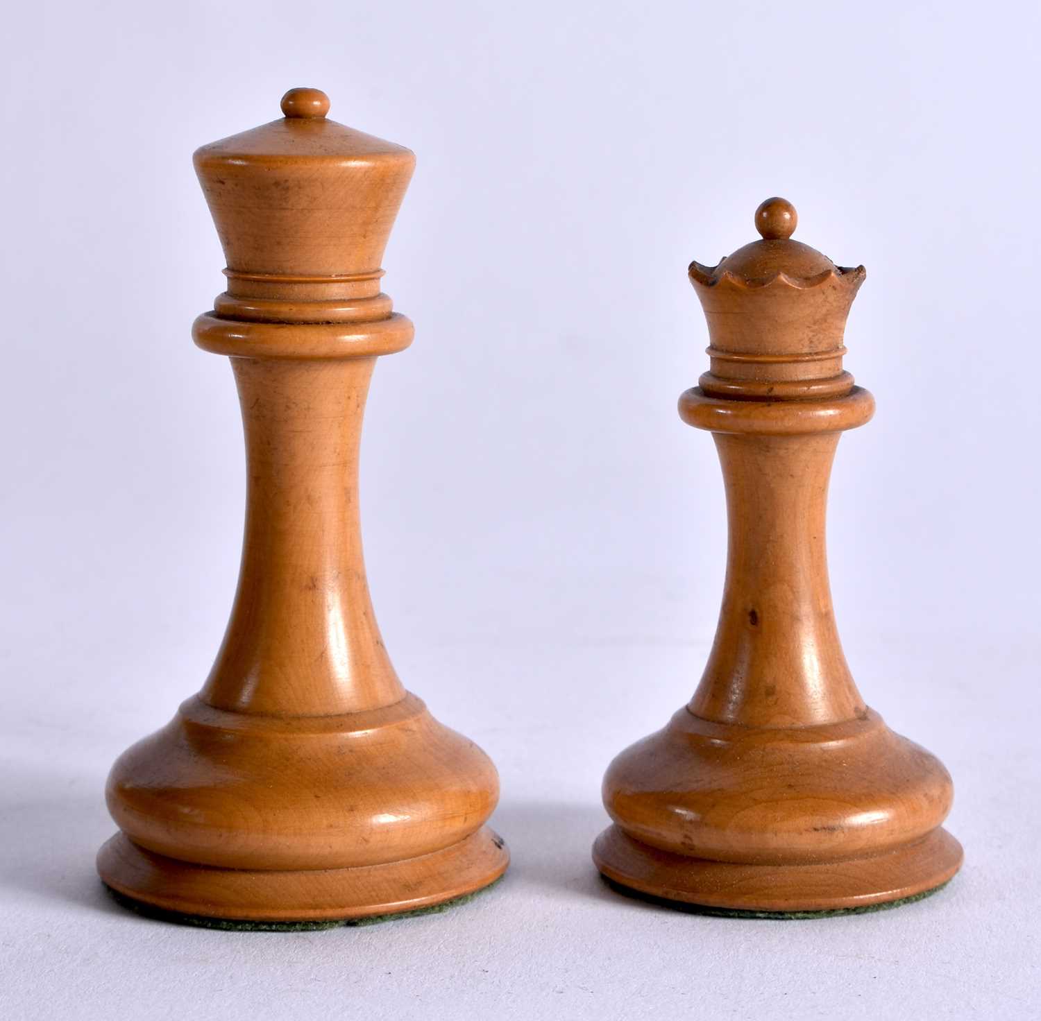 A LARGE ANTIQUE STAUNTON TYPE J JAQUES OF LONDON EBONY AND BOXWOOD CHESS SET (32 Pieces complete) - Image 37 of 44