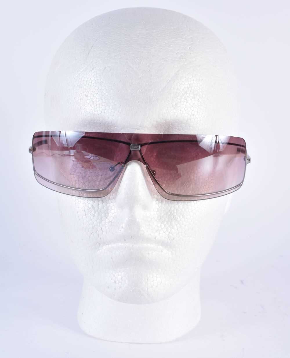 A PAIR OF GUCCI SUNGLASSES. 15 cm wide. - Image 2 of 5