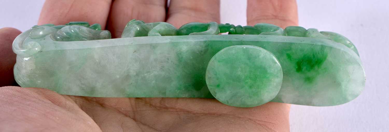 A FINE 19TH CENTURY CHINESE CARVED JADEITE BELT HOOK Qing. 10 cm long. - Image 16 of 28