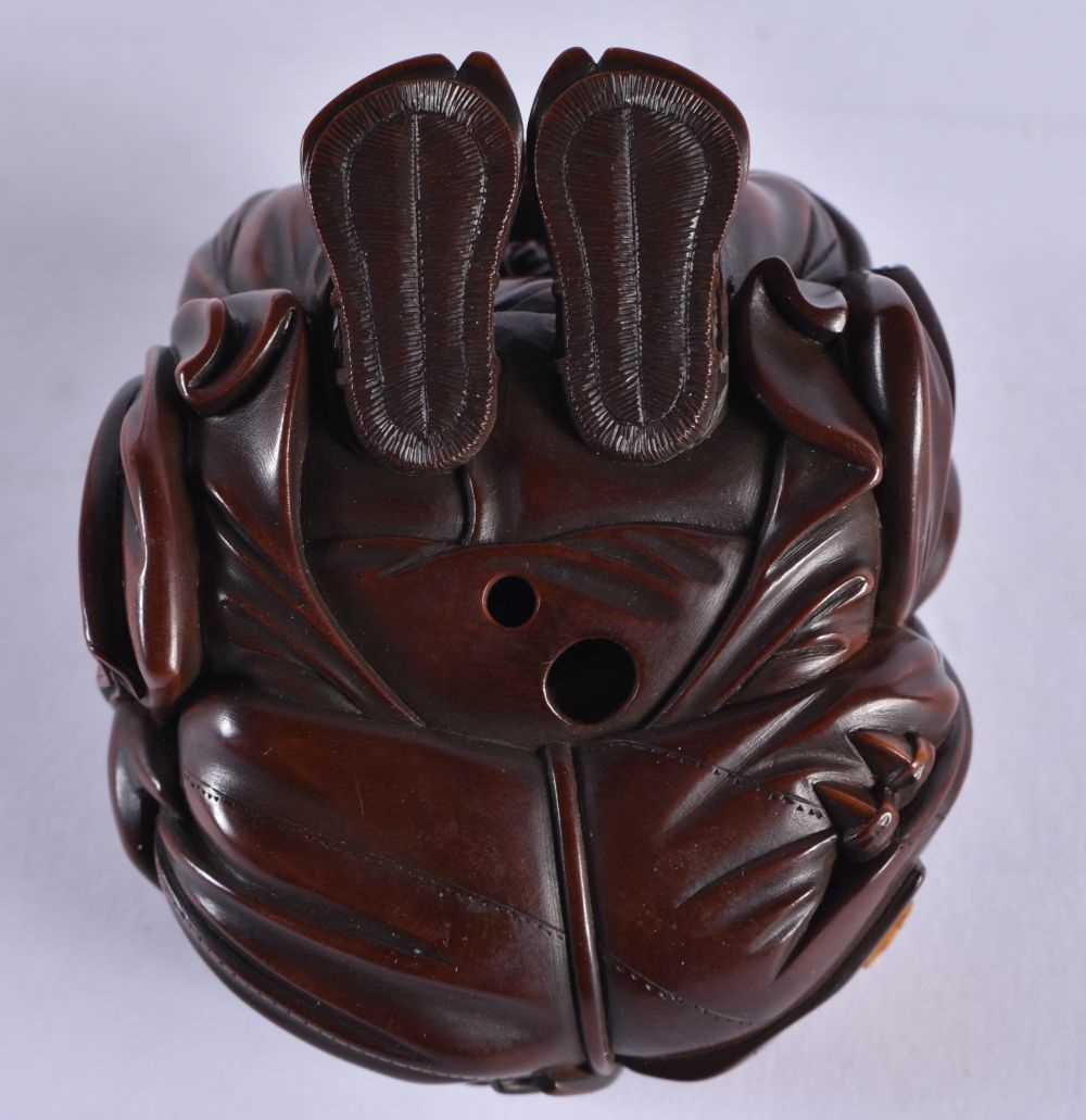 A FINE 19TH CENTURY JAPANESE CARVED BOXWOOD NETSUKE OF A SEATED MALE wonderfully carved squatting - Image 8 of 8