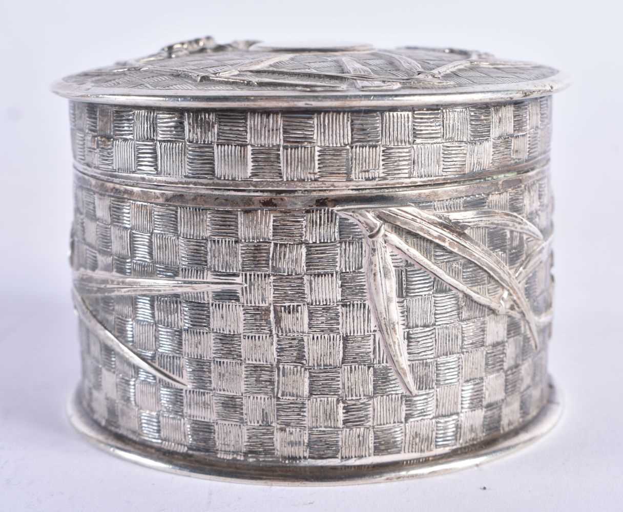 A 19TH CENTURY CHINESE EXPORT SILVER BOX AND COVER by Zeewo. 255 grams. 8.5 cm x 6 cm. - Image 2 of 6