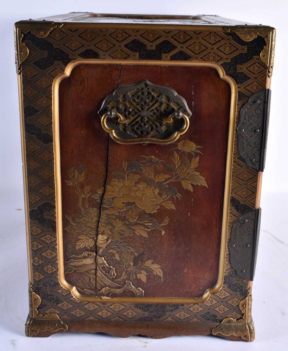 A VERY FINE 18TH/19TH CENTURY JAPANESE EDO PERIOD LACQUERED TABLE CABINET by Tsurushita Chouji, upon - Bild 11 aus 32