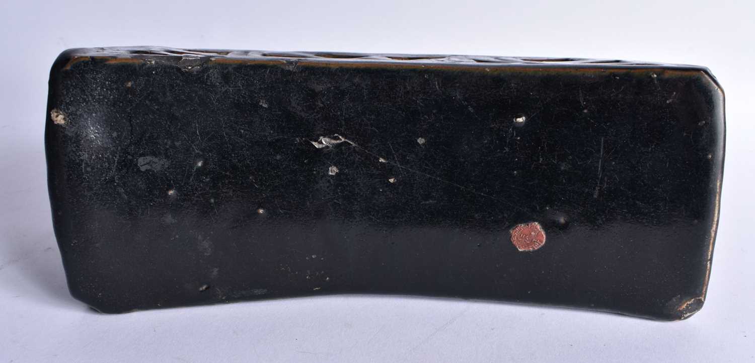 A 16TH/17TH CENTURY CHINESE BROWN AND BLACK GLAZED POTTERY PILLOW Late Ming. 24 cm x 10 cm. - Image 4 of 5