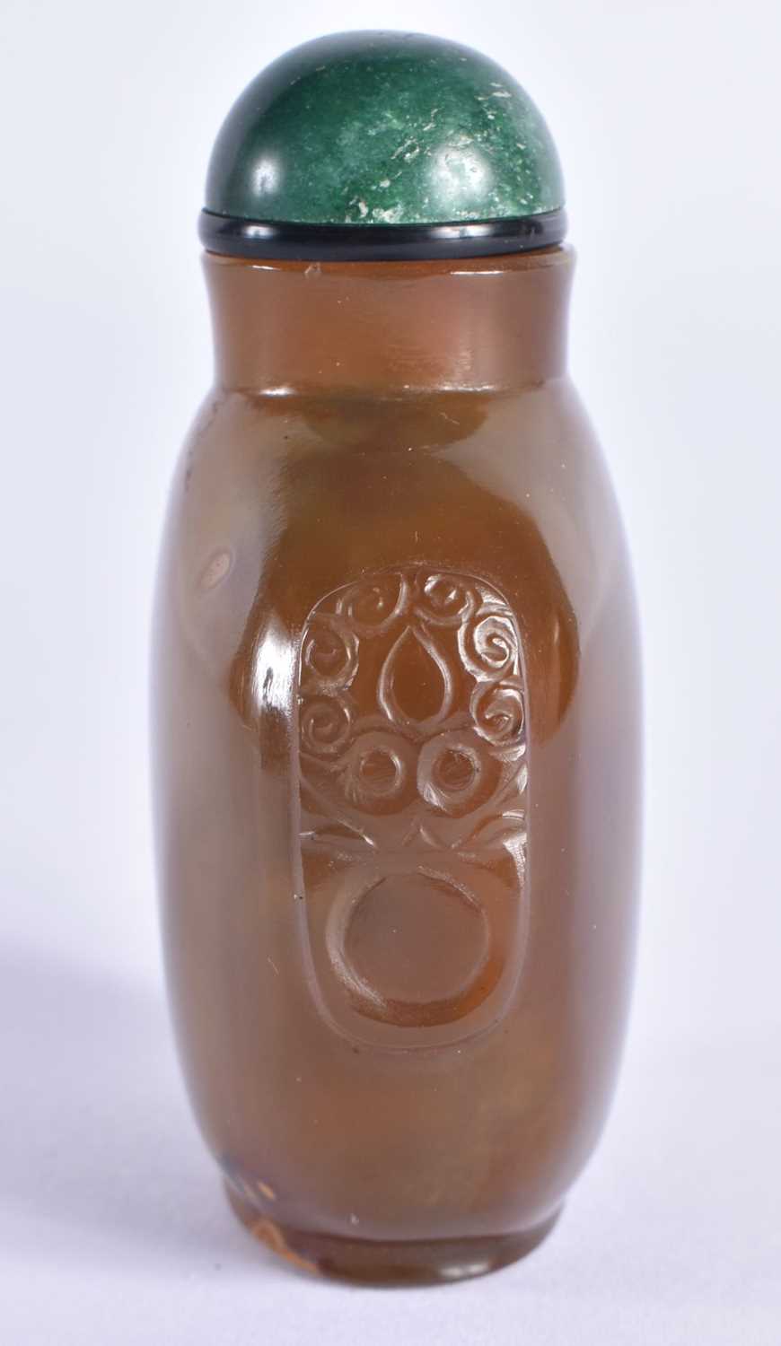 A 19TH CENTURY CHINESE CARVED AGATE SNUFF BOTTLE Qing, with jade stopper. 7.5 cm x 5.5 cm. - Image 4 of 6